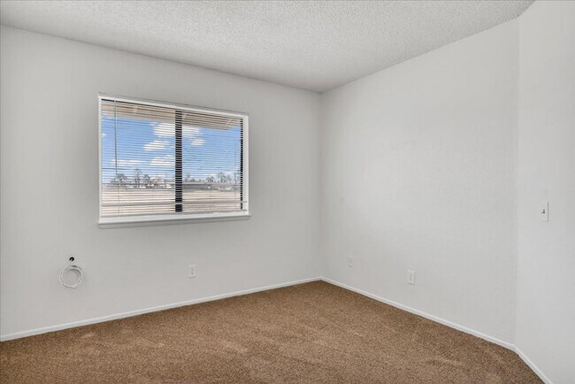 Building Photo - Spacious 2-Bedroom Townhome in Hesperia, CA!