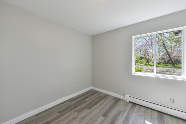 Building Photo - 9275 Brookside Dr