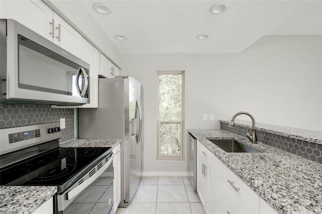 Building Photo - 801 Grassy Knoll