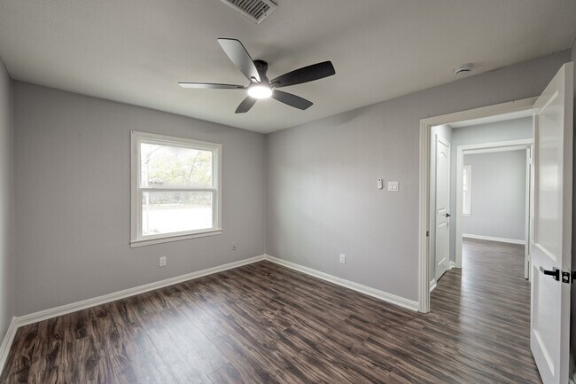 Building Photo - 513 Barkley St