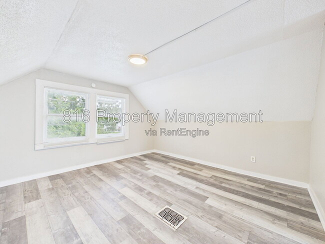 Building Photo - 3205 E 31st St