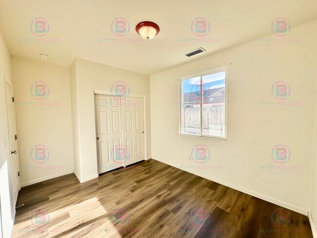 Building Photo - Spacious 4-Bedroom 3 Bath, 3 Car Garage Home with Loft, Living Room and Family Room Outdoor Kitch...