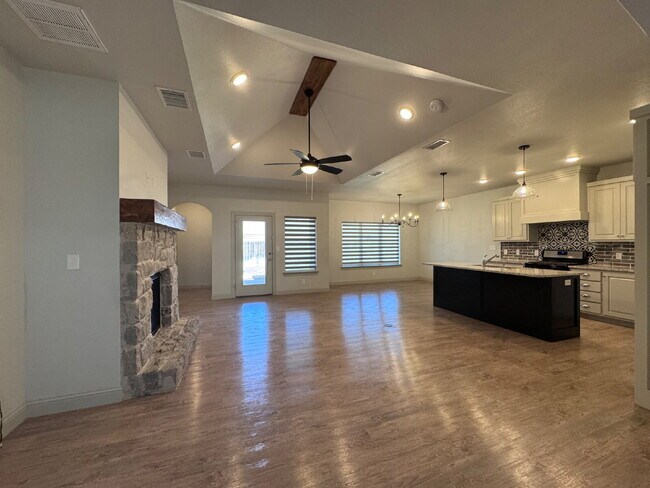 Building Photo - Stunning 4-Bed Home with Cozy Fireplace!
