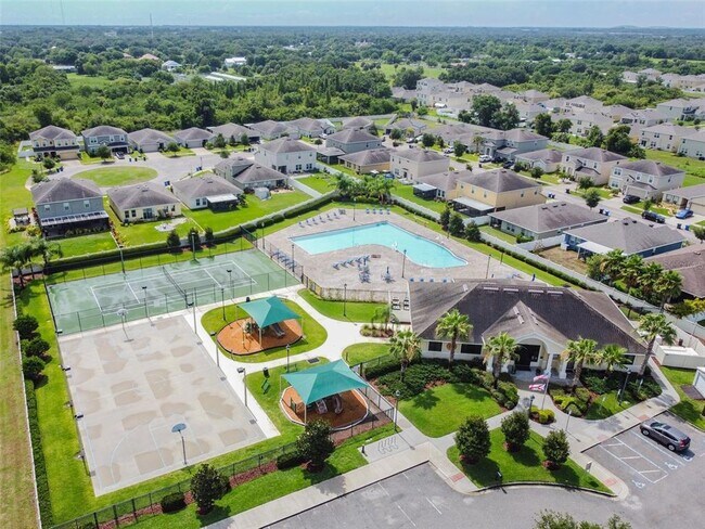 Building Photo - 7956 Carriage Pointe Dr
