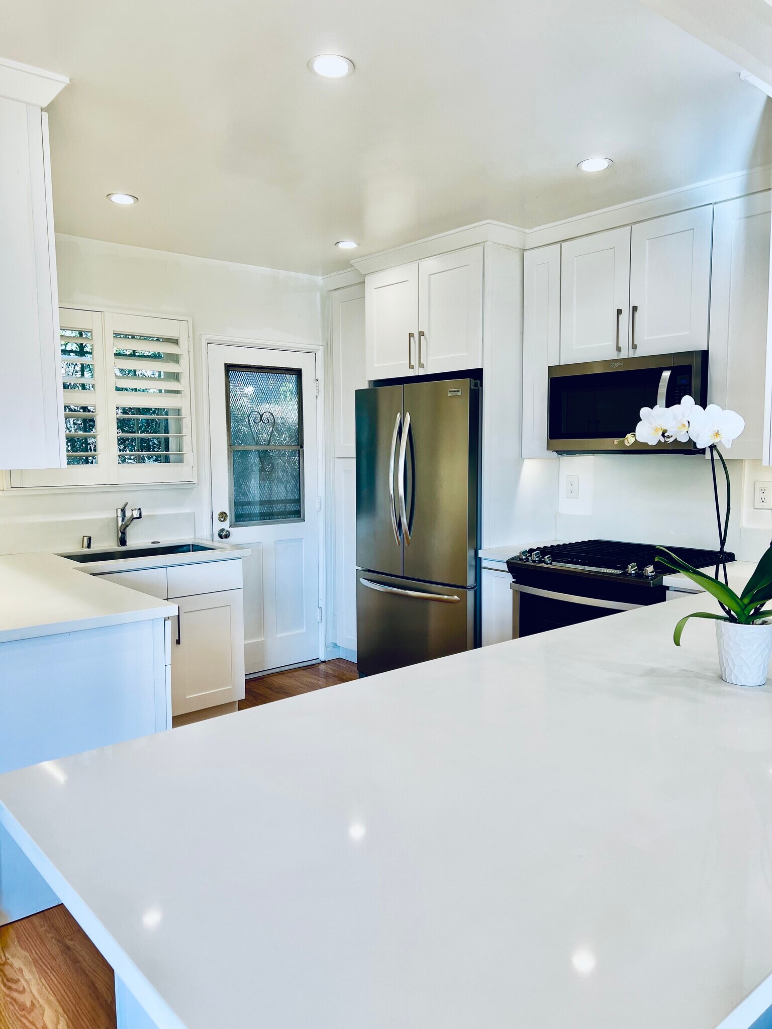 Building Photo - 1256 Devon Ave