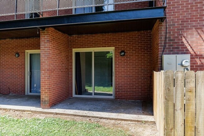 Building Photo - 250 Little St