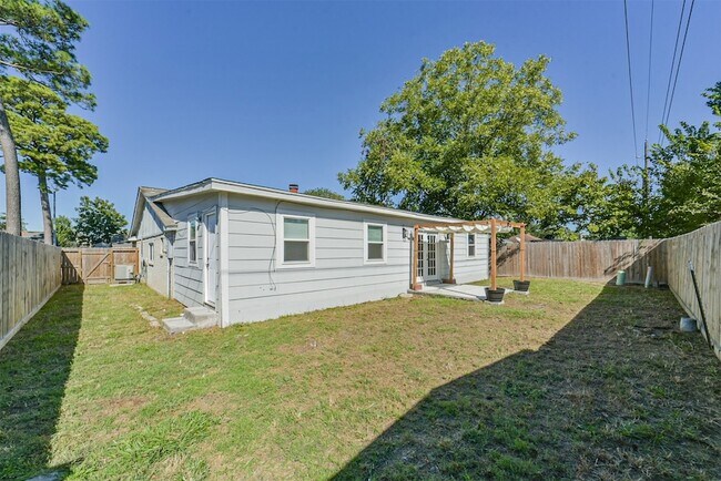 Building Photo - 10826 Thorncliff Dr