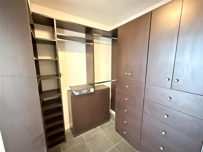 Building Photo - 801 N Venetian Dr