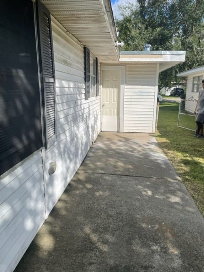 Building Photo - Mid April Move In