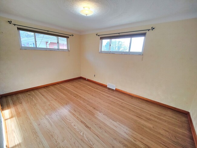 Building Photo - *Well-Maintained & Spacious 3BD/1.5BA Single Family Home Available in Baldwin*