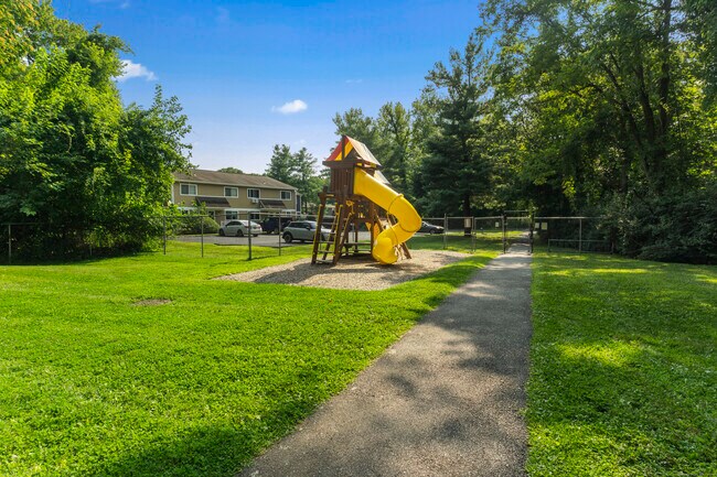 Building Photo - 8 Rose Ln