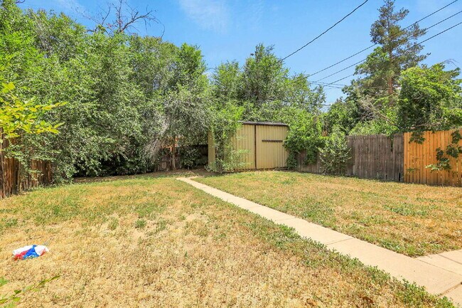 Building Photo - $1,995 - 3 Bed, 1 Bath Duplex Unit in Litt...