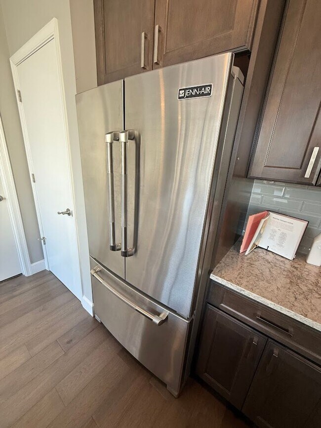 Building Photo - Gorgeous 2 Bedroom 2 Bathroom Downtown Condo