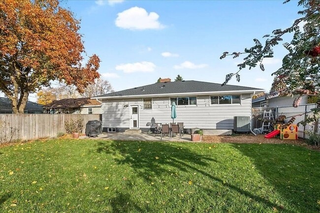 Building Photo - SPACIOUS 3BD/1BA SOUTH HILL HOME | ATTACHED GARAGE | FENCED YARD | W/D HOOKUPS | AVAIL JULY 1