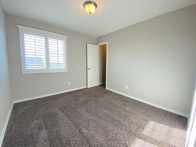 Building Photo - Spacious 4 Bedroom Refrig A/C Home