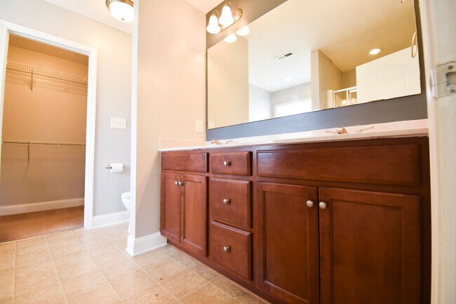 Building Photo - 4 bedroom, 2.5 bathroom Home!