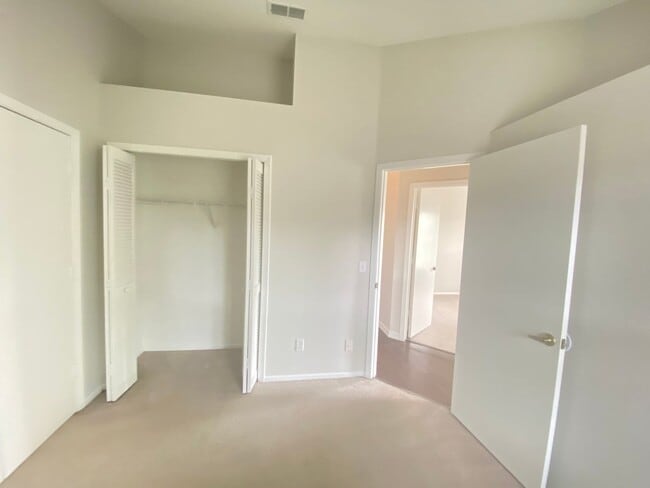 Building Photo - Lake Mary!  Ready to Move in!! Spacious 4/...