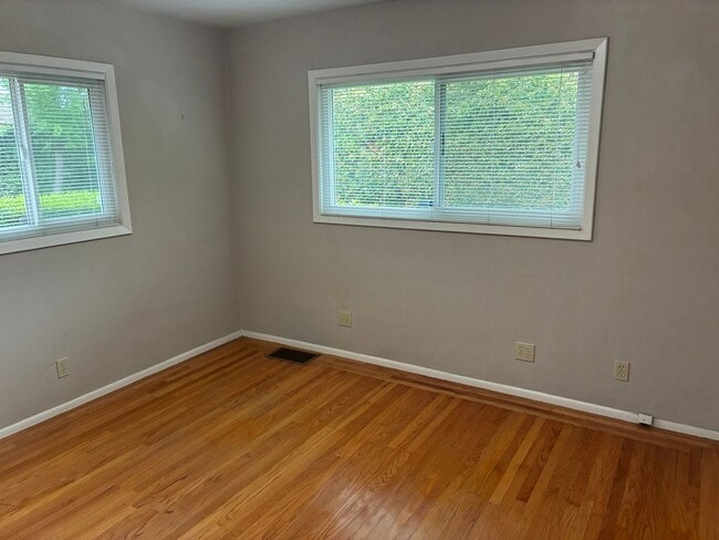 Building Photo - Beautiful 3 bedroom/1.5 bath Home in S. Land Park