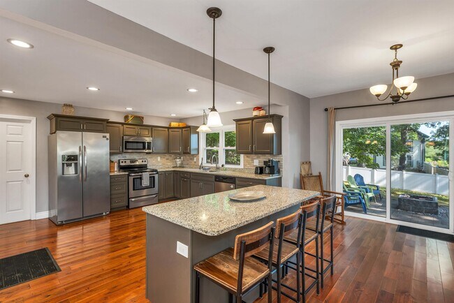 Building Photo - 172 Center St