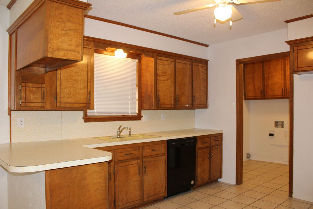 Kitchen with dishwasher - 1413 Center Dr