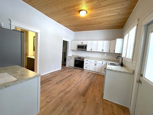 Building Photo - Large home on corner lot in great north si...