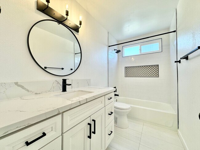 Building Photo - Beautifully Updated 4B/2.5BA House with Solar and A/C!