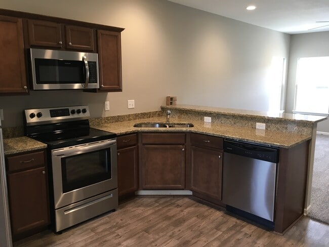 Building Photo - Single Level 2 Bed 1 Car Attached Villa in...