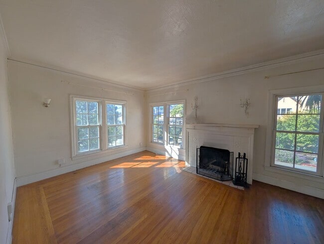 Building Photo - Spacious one-bedroom apartment with Harwoo...
