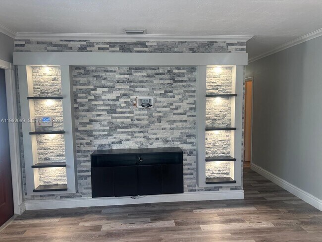 Building Photo - 1166 W 24th St