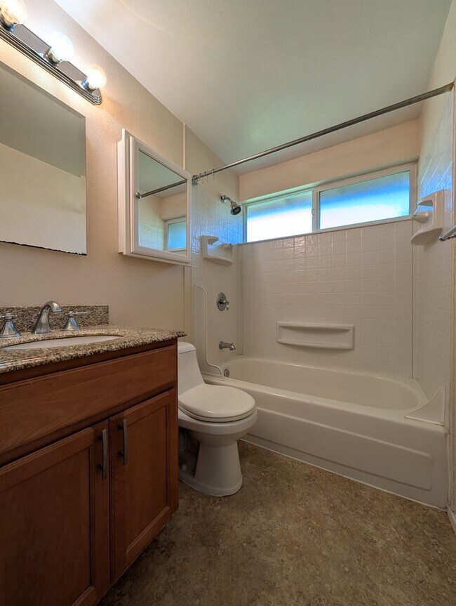 Building Photo - Great 3-Bed/1-Bath Home In Santa Clara Area!