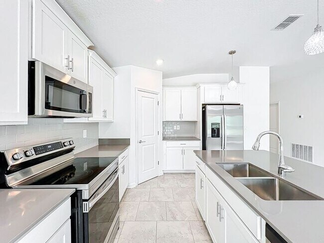 Building Photo - 4/2 Groveland Home with Solar Panels