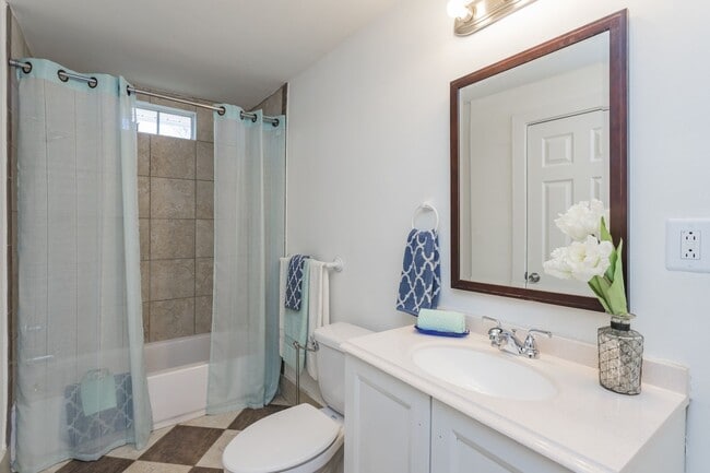 Building Photo - Charming 3BR / 2BA East Nashville Home – M...