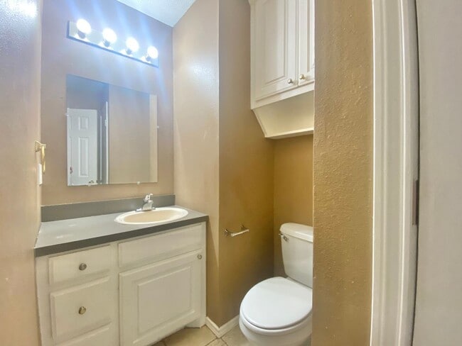 Building Photo - 3 bed 1.5 bath now available.