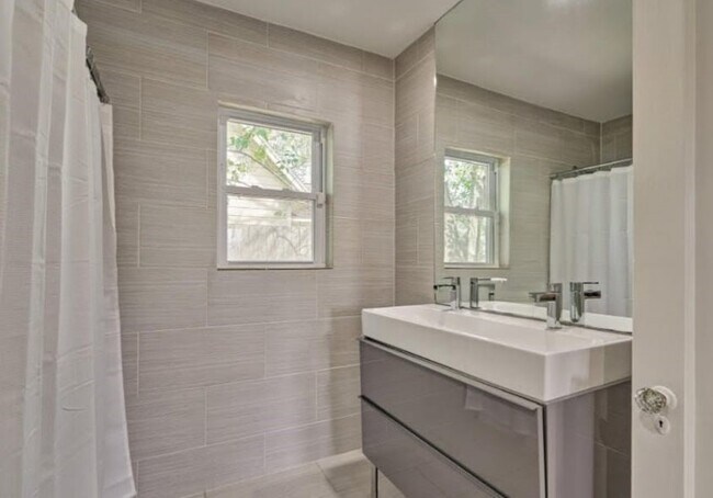 Building Photo - 4923 Leeland St