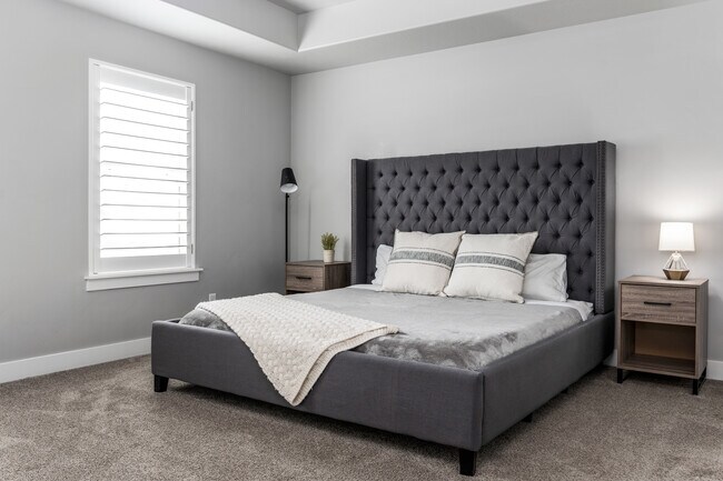 Master King - 537 N Mountain Peak Dr
