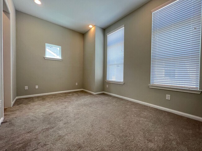 Building Photo - Introducing a stunning and impeccably main...