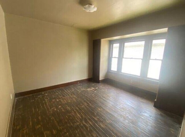 Building Photo - 2 br, 1 bath House - 906 N Mercer