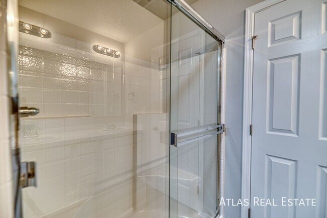 Building Photo - 4 WEEKS FREE RENT IF MOVED IN BY 4/30! Ope...