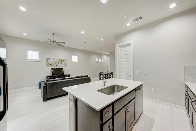 Building Photo - 3108 E 51st St