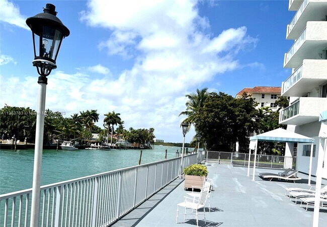 Building Photo - 10000 W Bay Harbor Dr