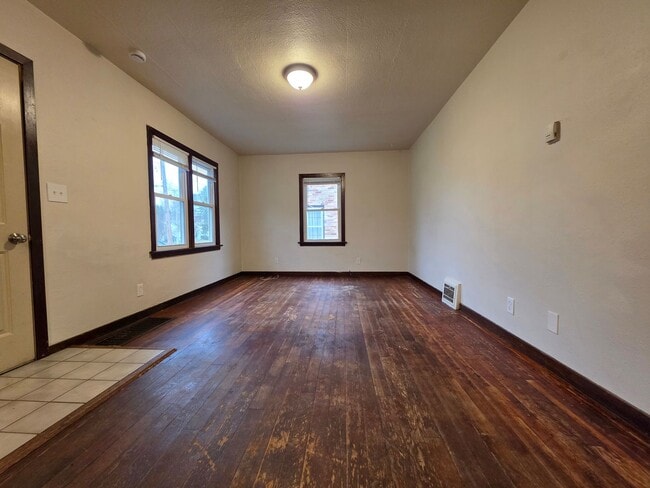 Building Photo - Charming 2 Bedroom 1 Bath Single Family Home-Available Now!