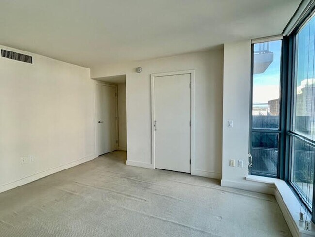 Building Photo - City living at its best! 2 BR/2 BA @ the M...