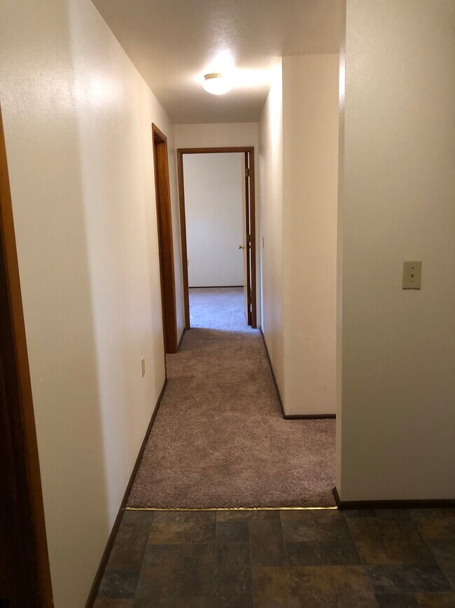 Building Photo - 595 NW Oak Ave