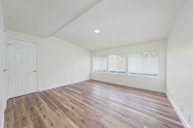 Building Photo - Spacious Elegance in the Heart of Irvine