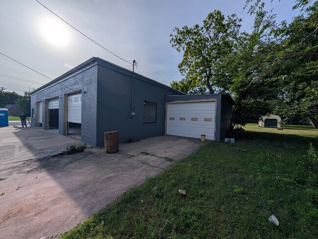 Building Photo - 430 E Brockett St