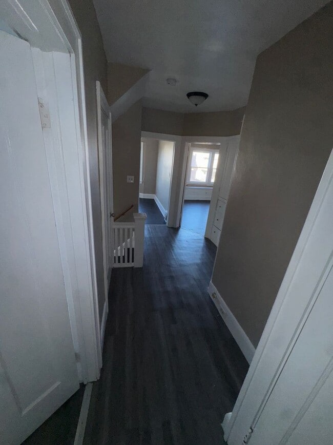 Building Photo - Charming 3-Bedroom Property in Prime Location (SECTION 8 VOUCHERS ACCEPTED)