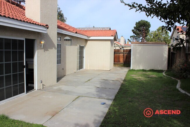 Building Photo - Amazing 4 Bedroom Home with Attached Garage!