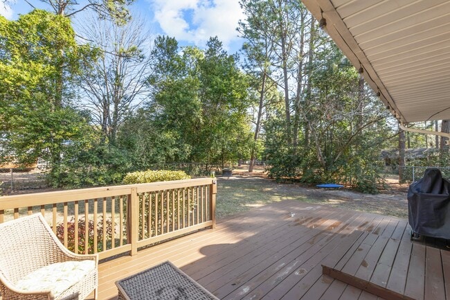 Building Photo - 620 E New England Ave