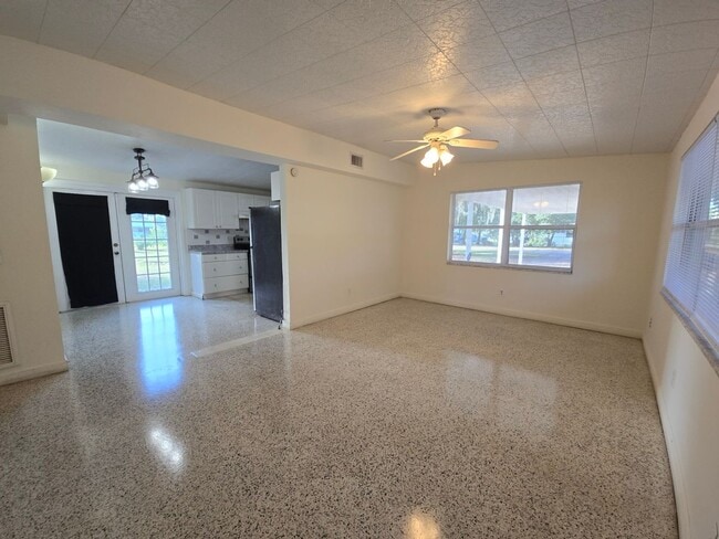 Building Photo - Spacious 3-Bed, 1-Bath Home on Quiet Road ...