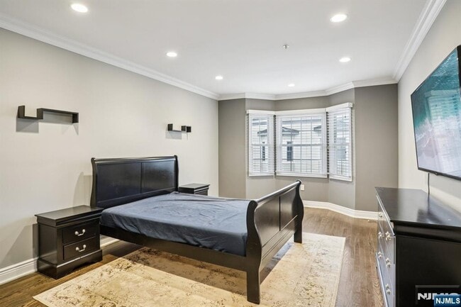 Building Photo - 343 The Promenade